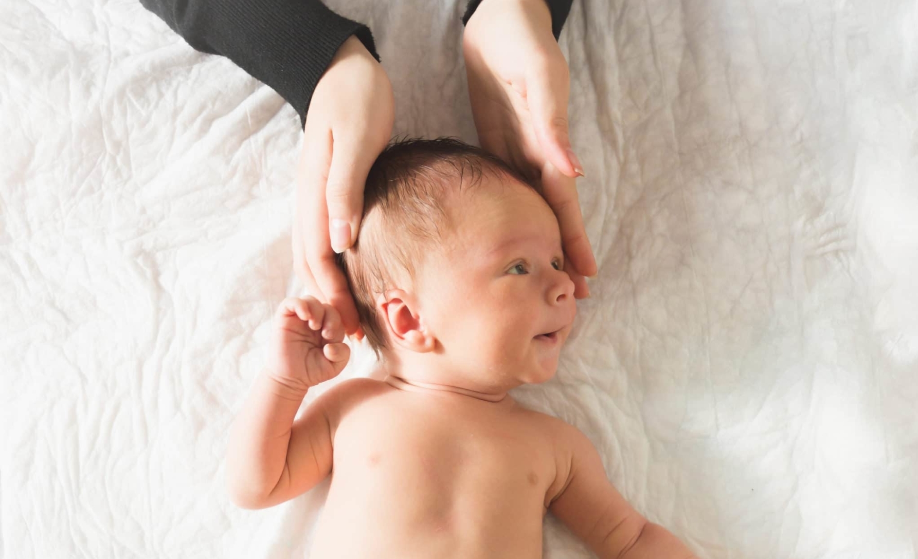 La plagiocéphalie : que faire si bébé a la tête plate ? - May app